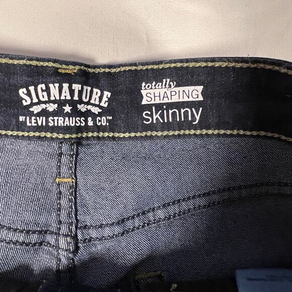 Levi Strauss and Co. Signature Shaping Totally Skinny Ankle Jeans Size 10s - Picture 3 of 9